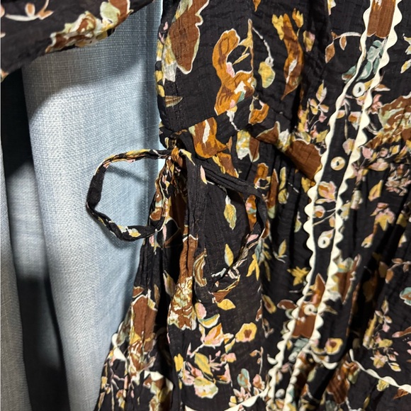 Entro Black Floral Dress - Picture 2 of 4